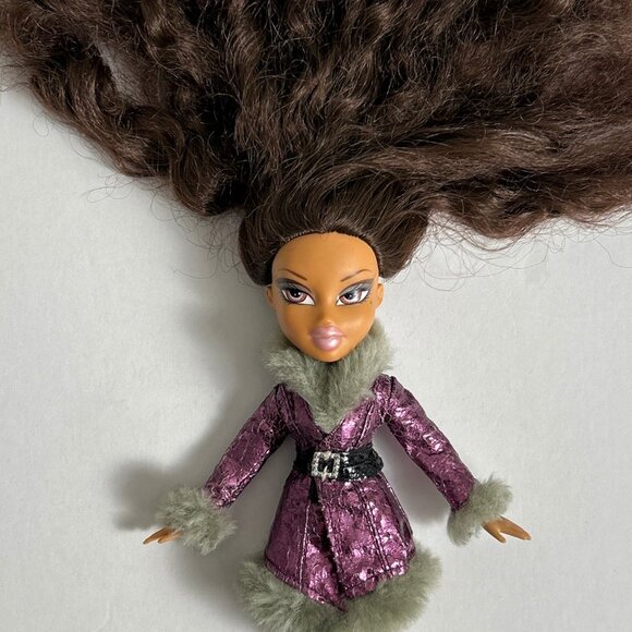 Bratz Wintertime Collection Yasmin Doll Original Outfit & Shoes - Picture 4 of 11